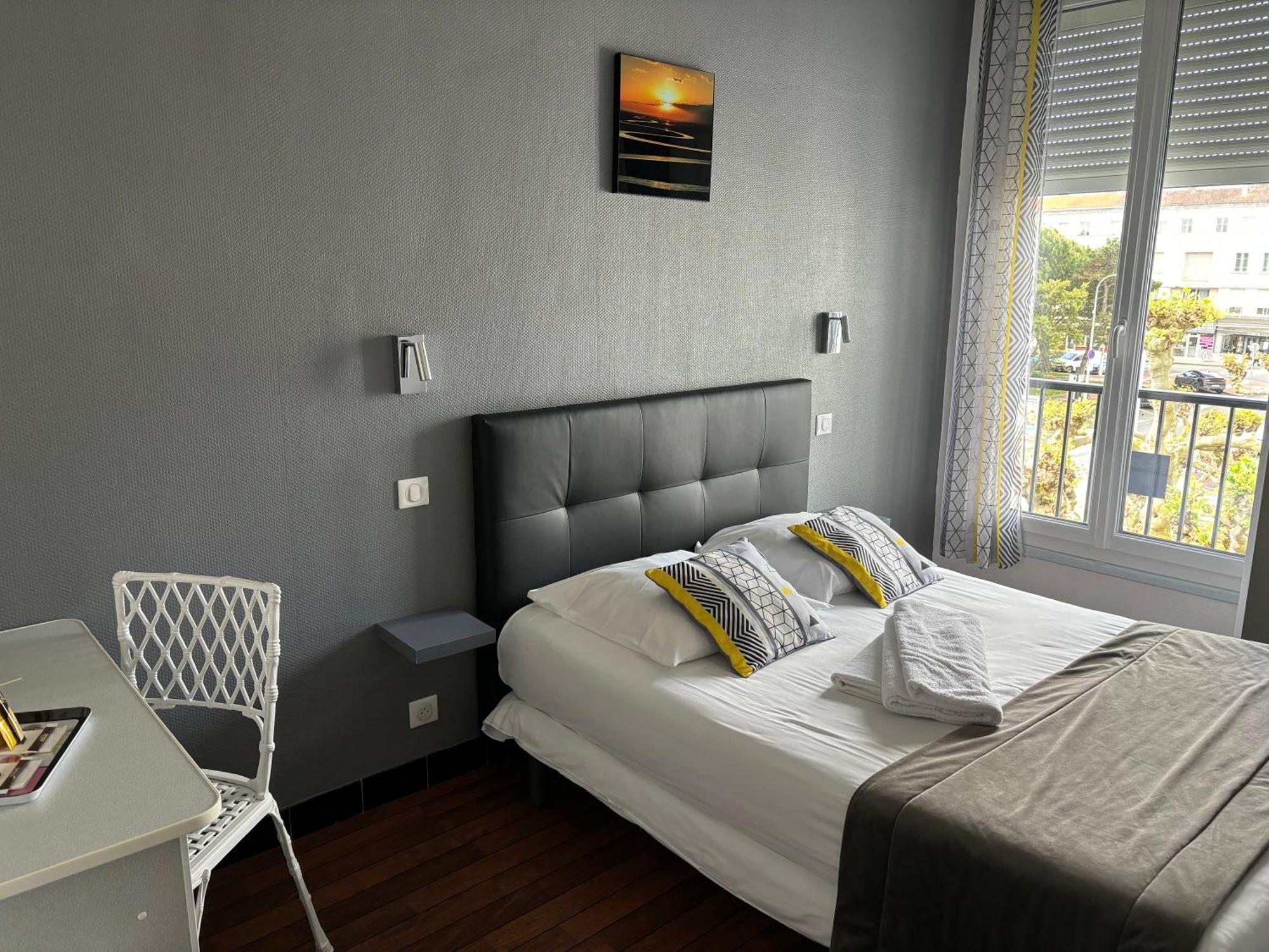Crystal Hotel 로양 외부 사진